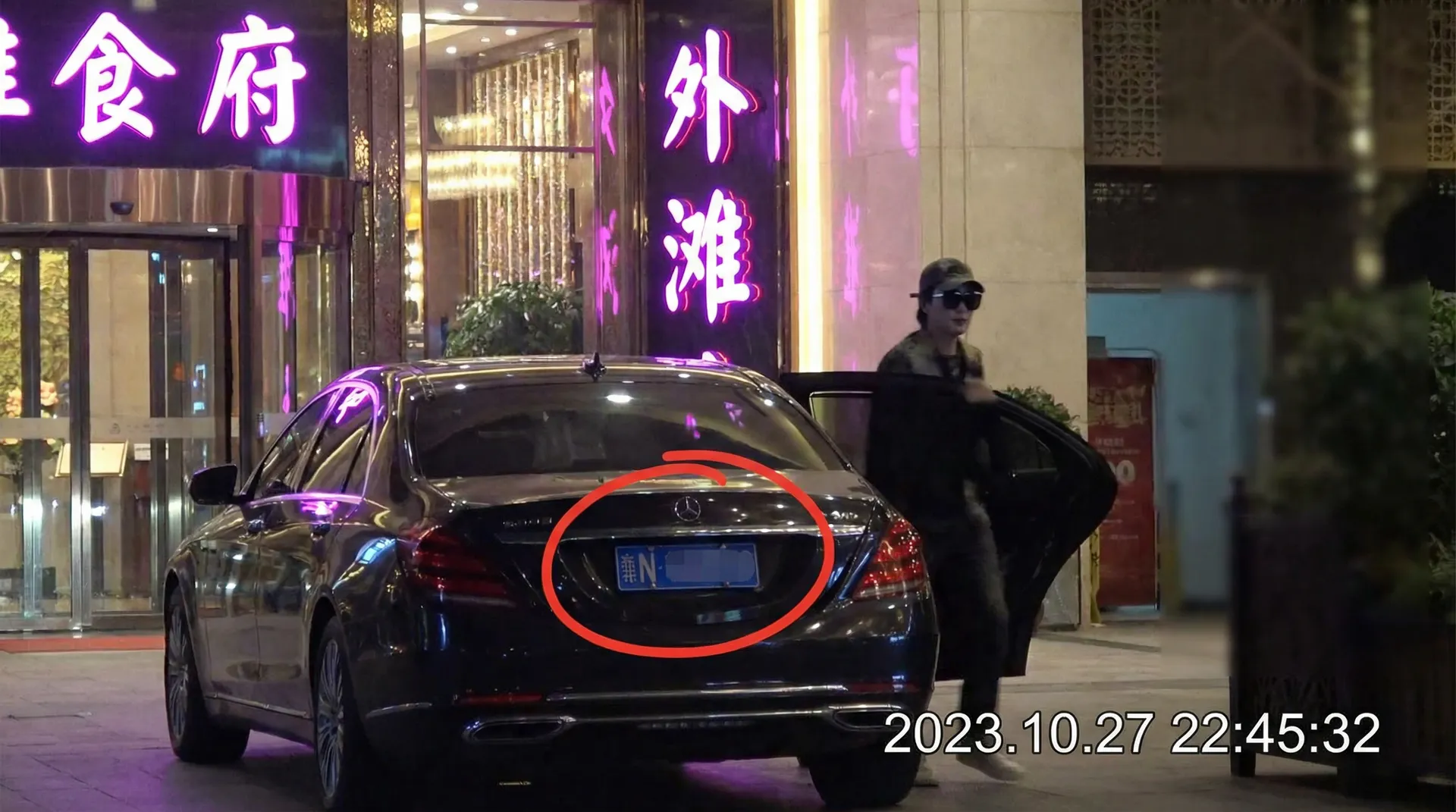 吃瓜官网 - 豪车餐厅外被拍